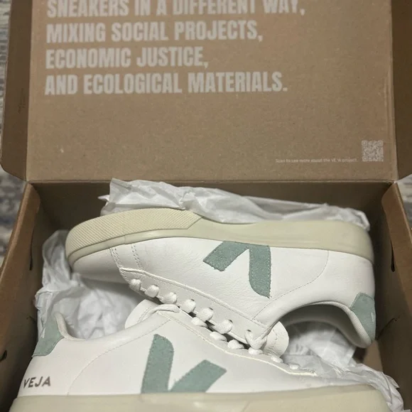 New! Veja White/Matcha Sneakers - Picture 6 of 7
